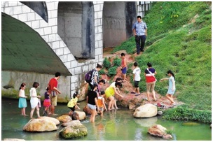 福田河邊戲水的市民