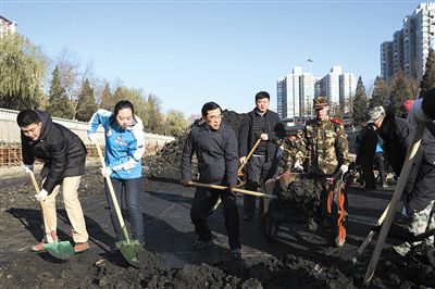 北京進(jìn)行河道清淤工程